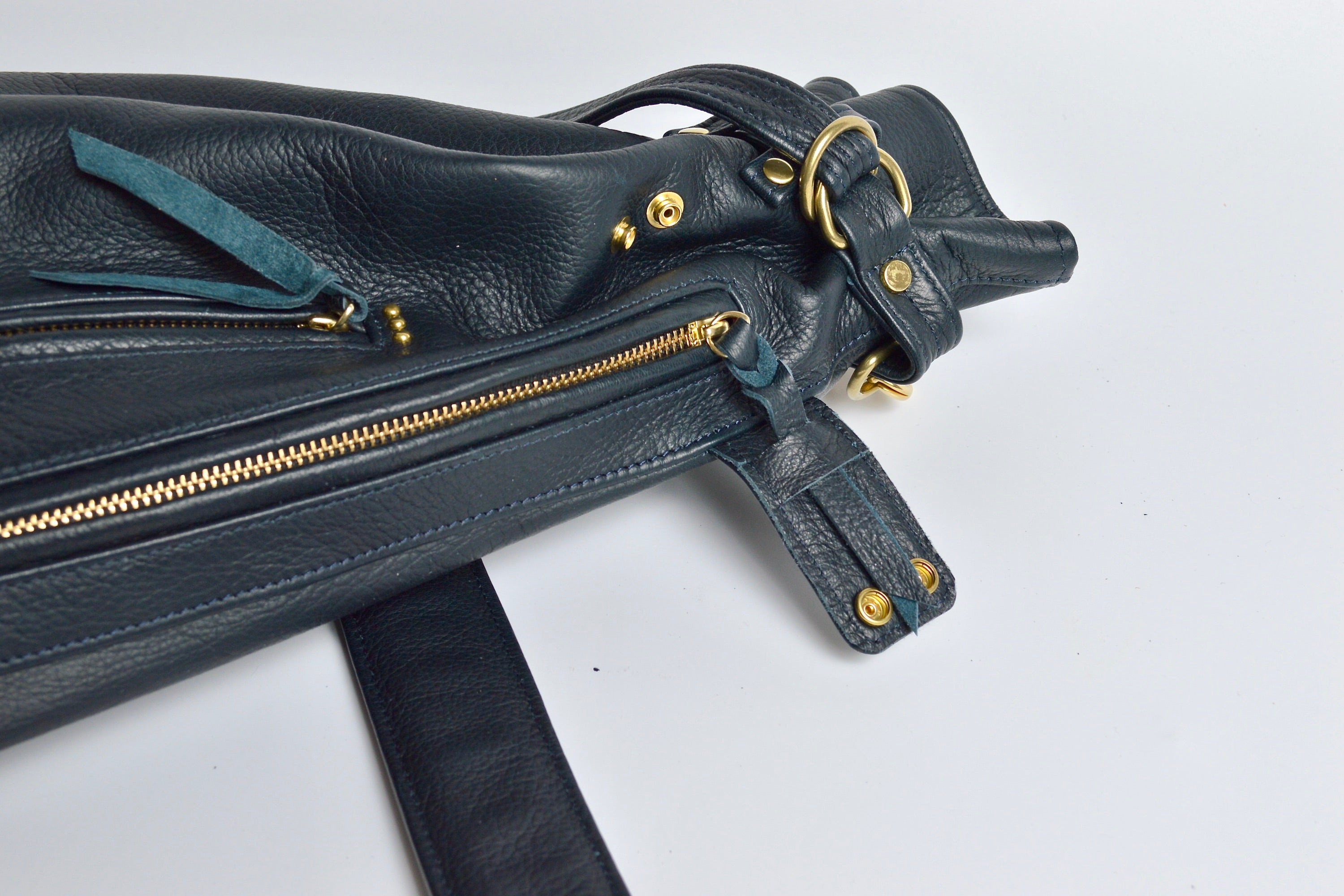 鹿革の特性を活かし考え抜かれたショルダーバッグ!