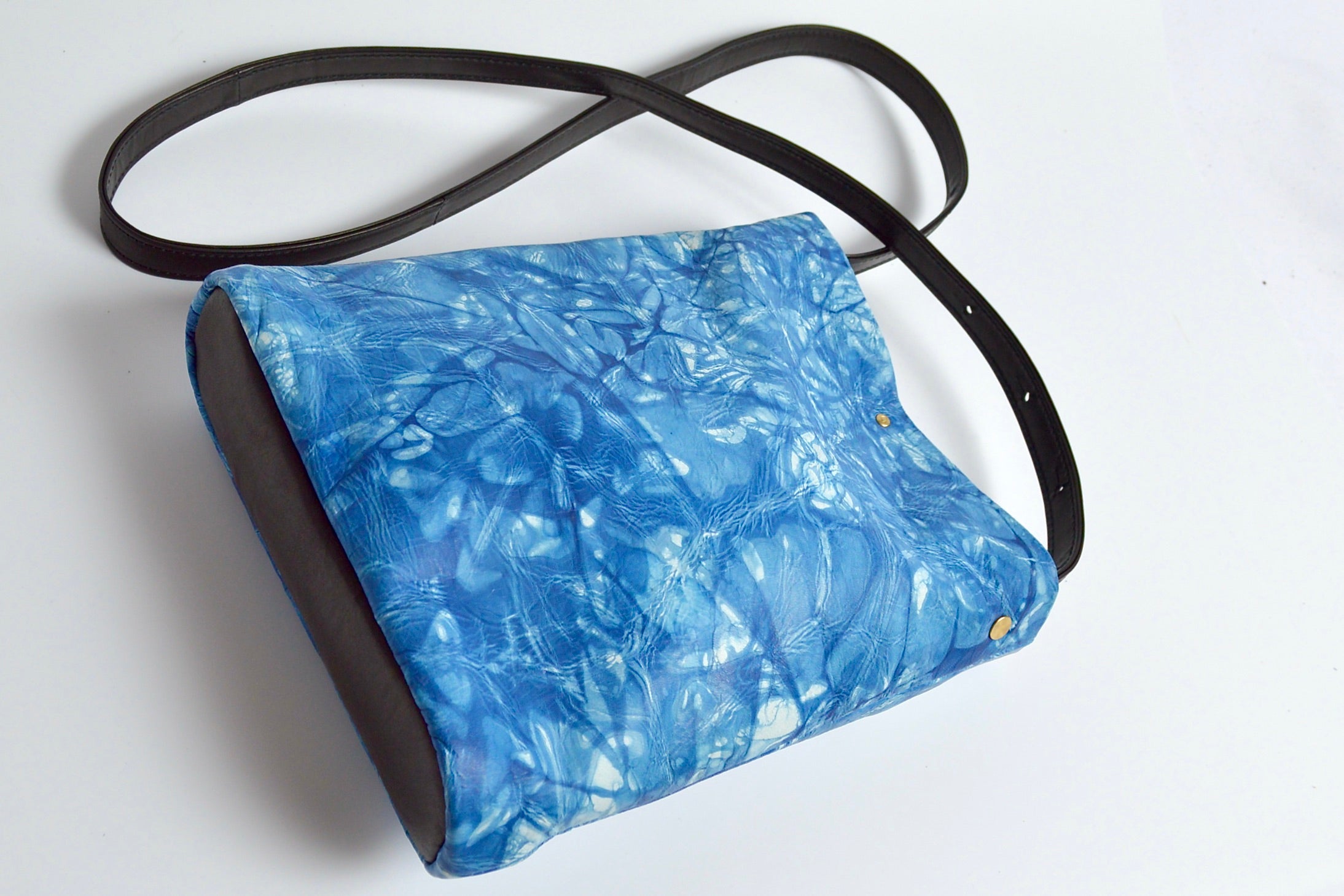 逢初レザー:寸胴スマホポーチ:AZB-100R(ランダム染め)