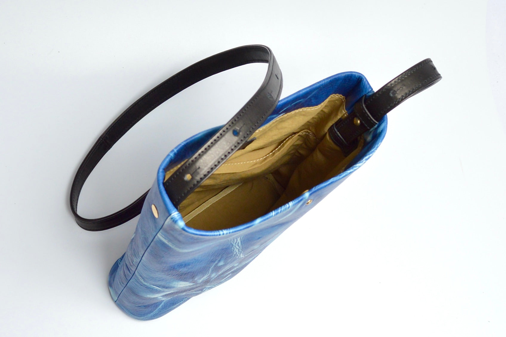 逢初レザー:寸胴スマホポーチ:AZB-100S(絞り染め)