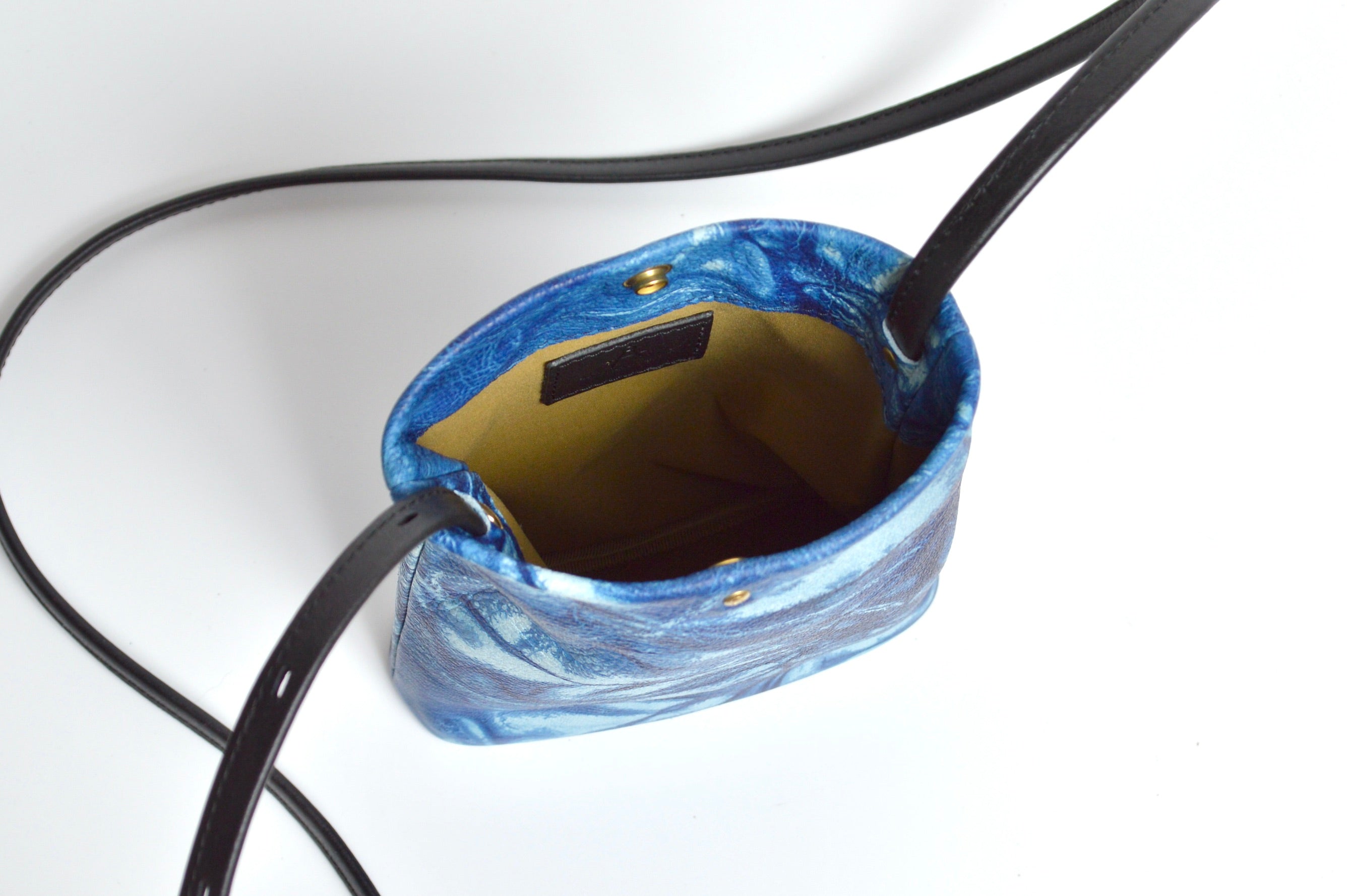 Aihaji Leather: Cylindrical Smartphone Pouch: AZB-100S (Tie-dyed)