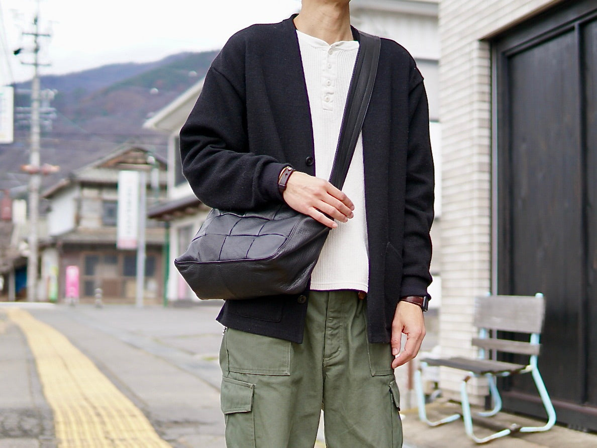 Newspaper bag: Shinshu deer leather: DNB-110 (medium size)
