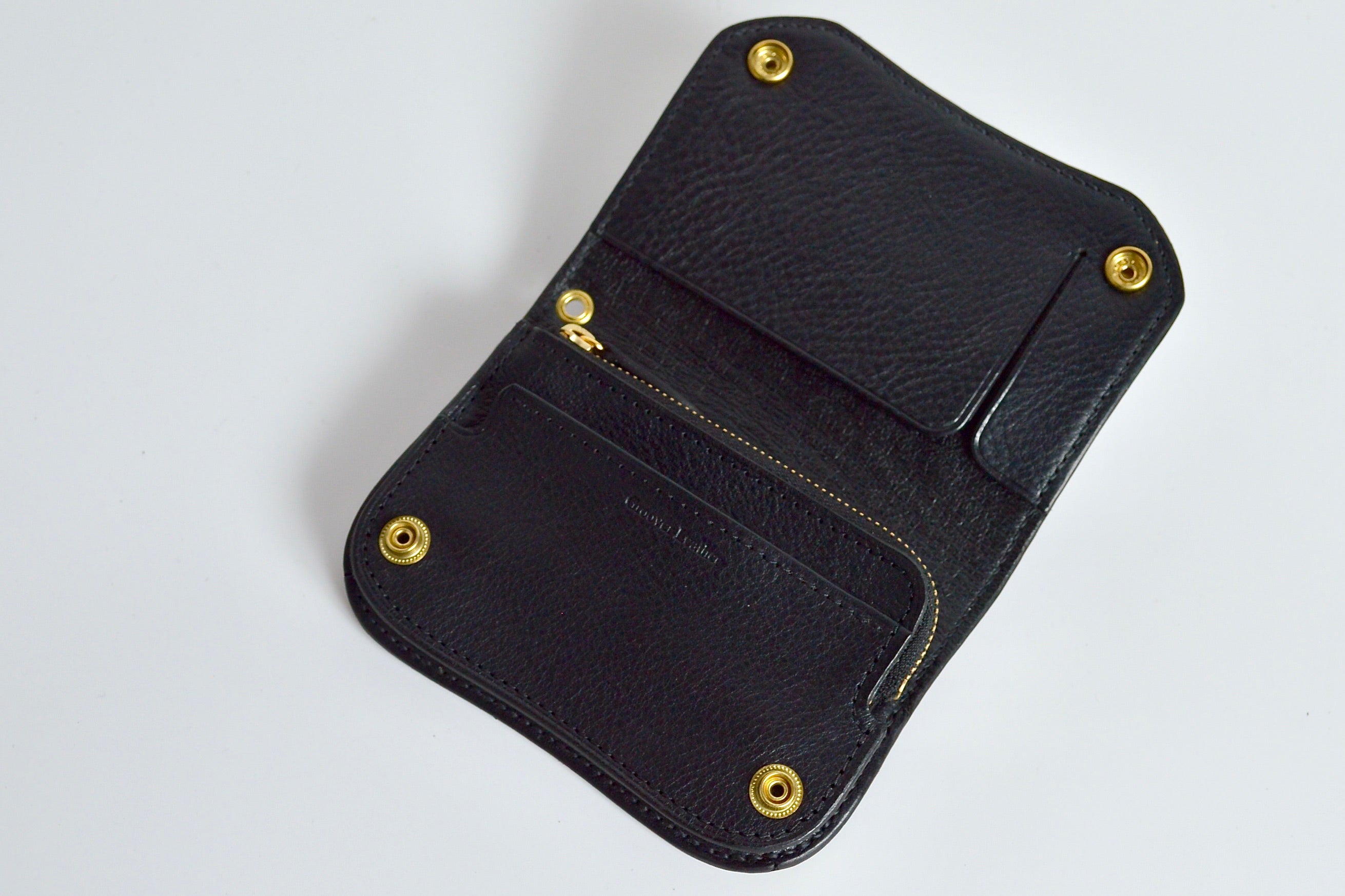 Crocodile style: Short tracker wallet
