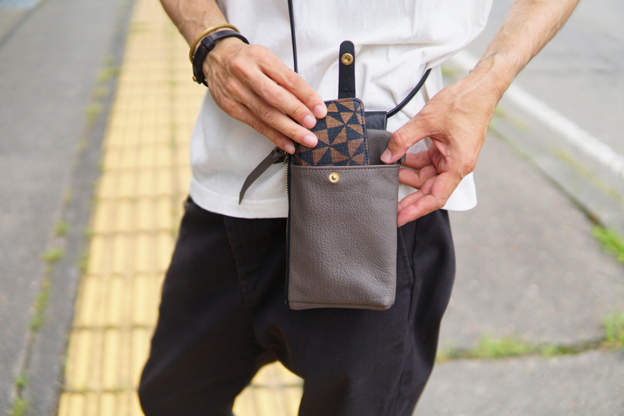Shinshu deer leather: Smartphone shoulder pouch: DSP-200