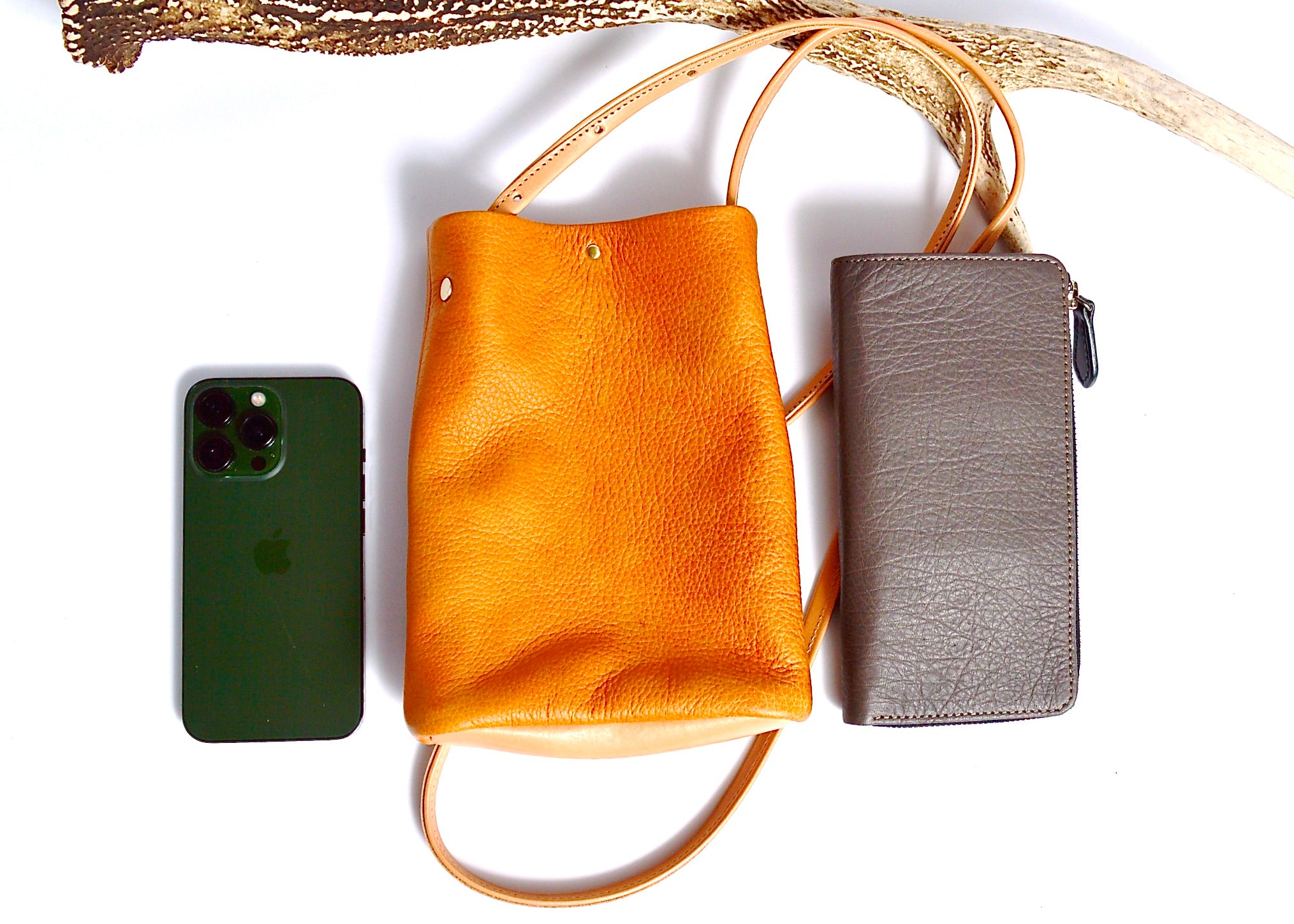 信州鹿革:寸胴スマホポーチ:DZB-100