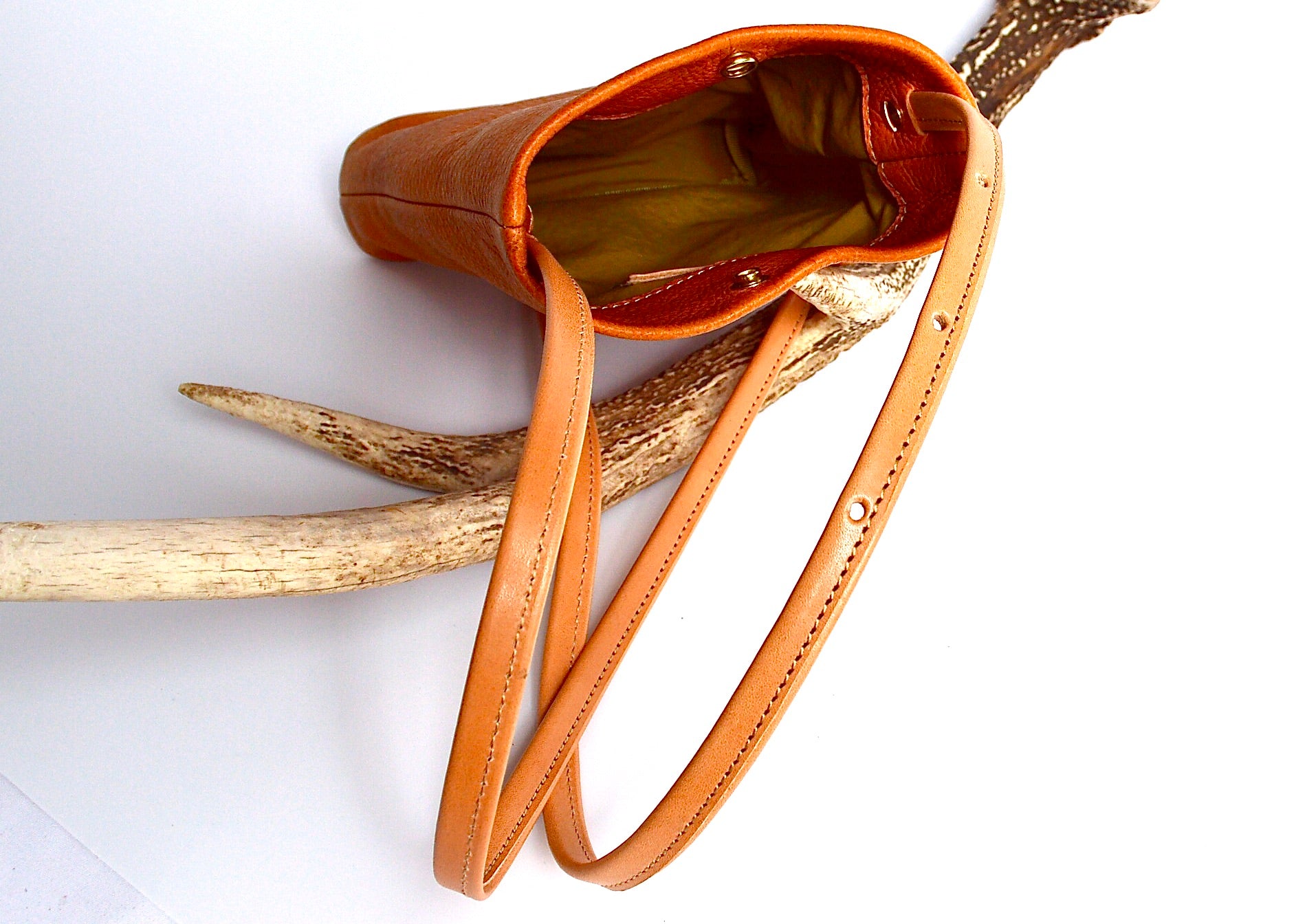 信州鹿革:寸胴スマホポーチ:DZB-100