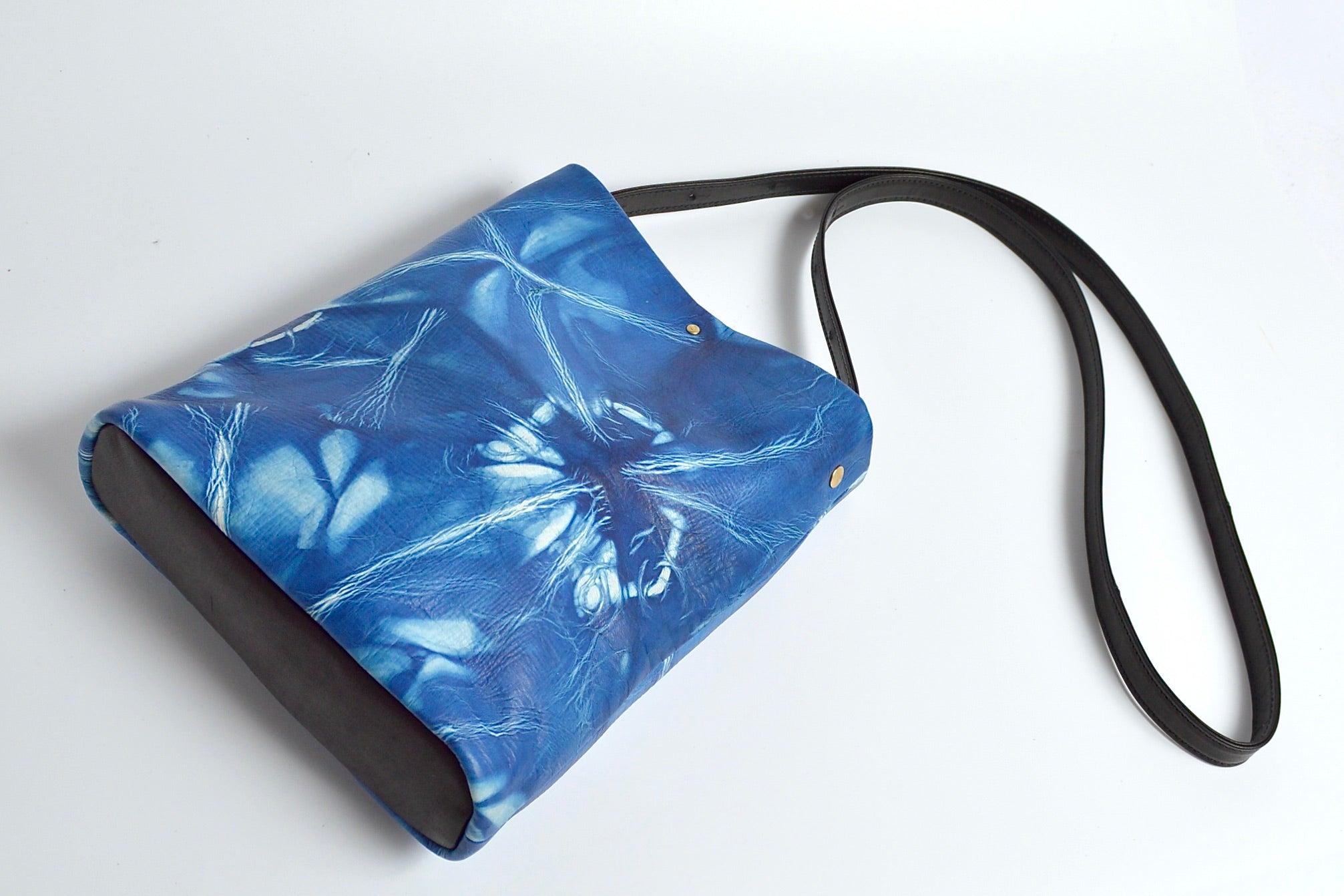 Aihaji Leather: Cylindrical Smartphone Pouch: AZB-100S (Tie-dyed)