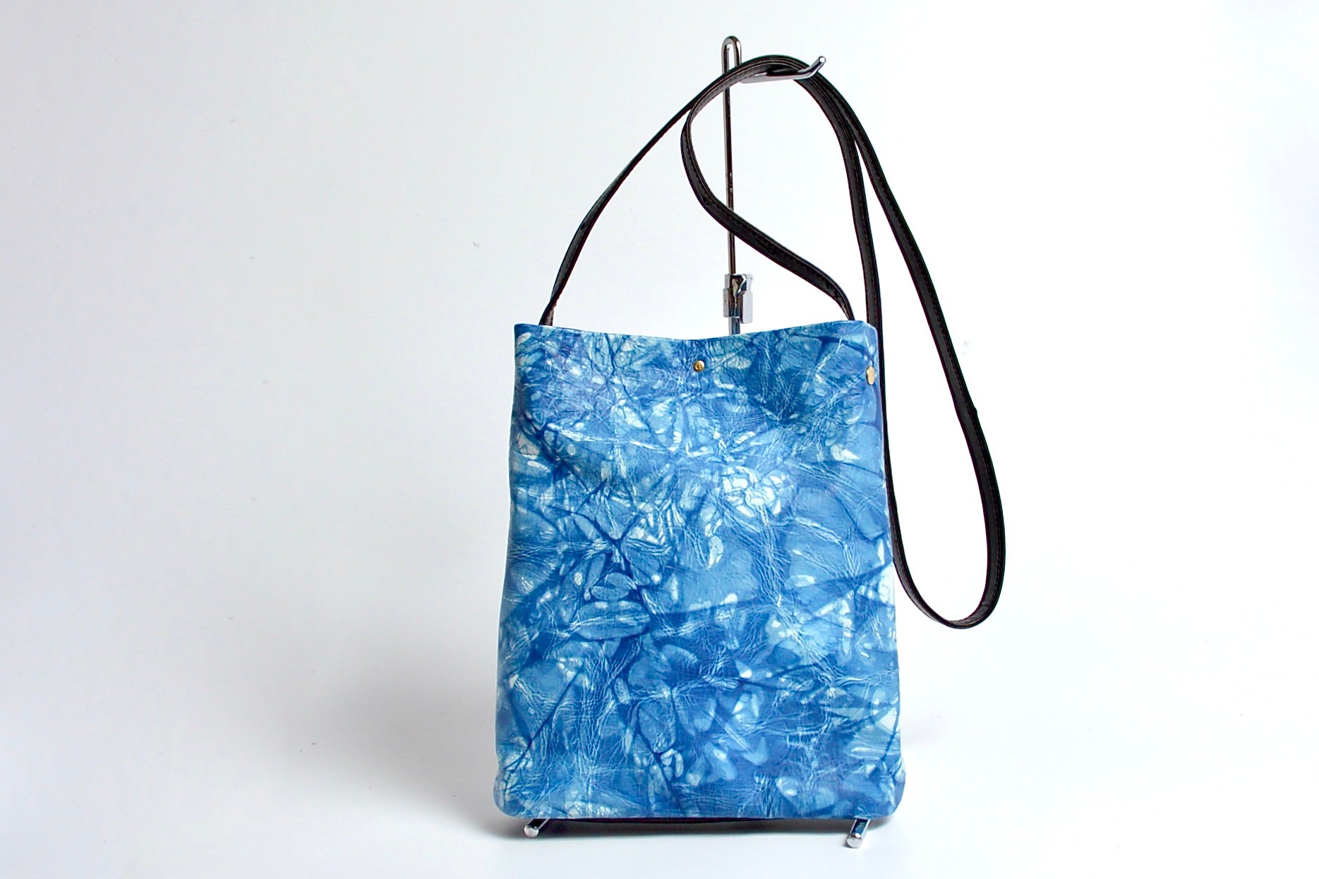 逢初レザー:寸胴スマホポーチ:AZB-100R(ランダム染め)