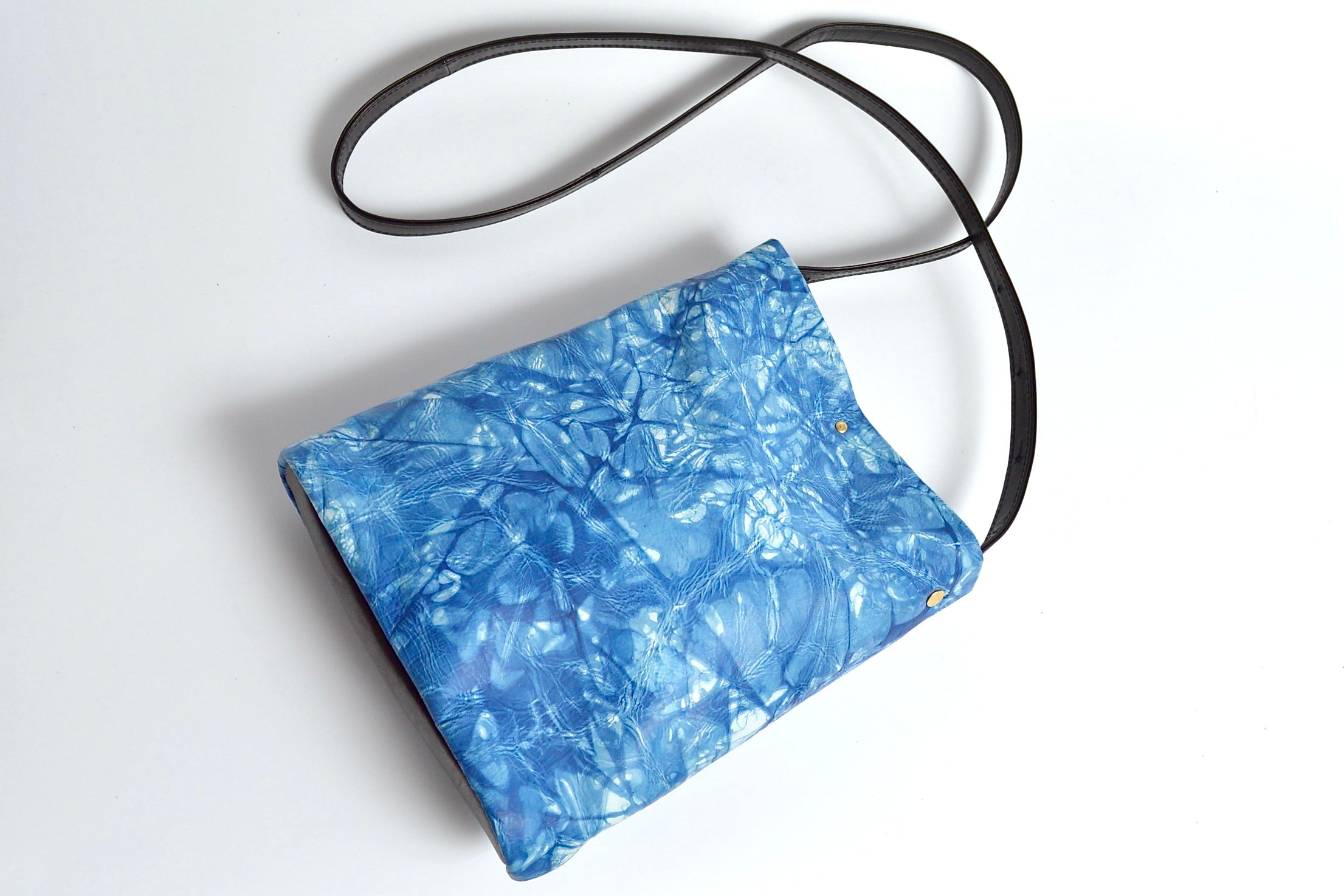 Aihaji Leather: Cylindrical Smartphone Pouch: AZB-100R (Random Dyed)