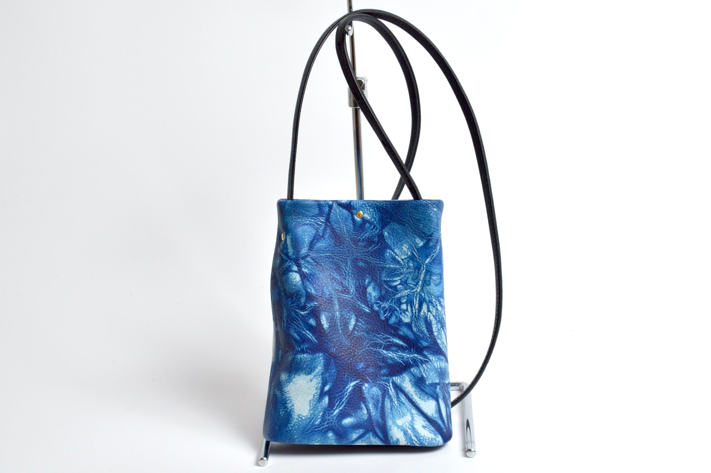 逢初レザー:寸胴スマホポーチ:AZB-100R(ランダム染め)