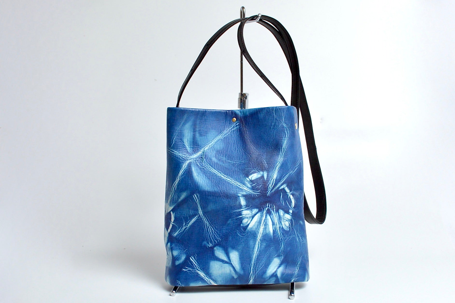 逢初レザー:寸胴スマホポーチ:AZB-100S(絞り染め)