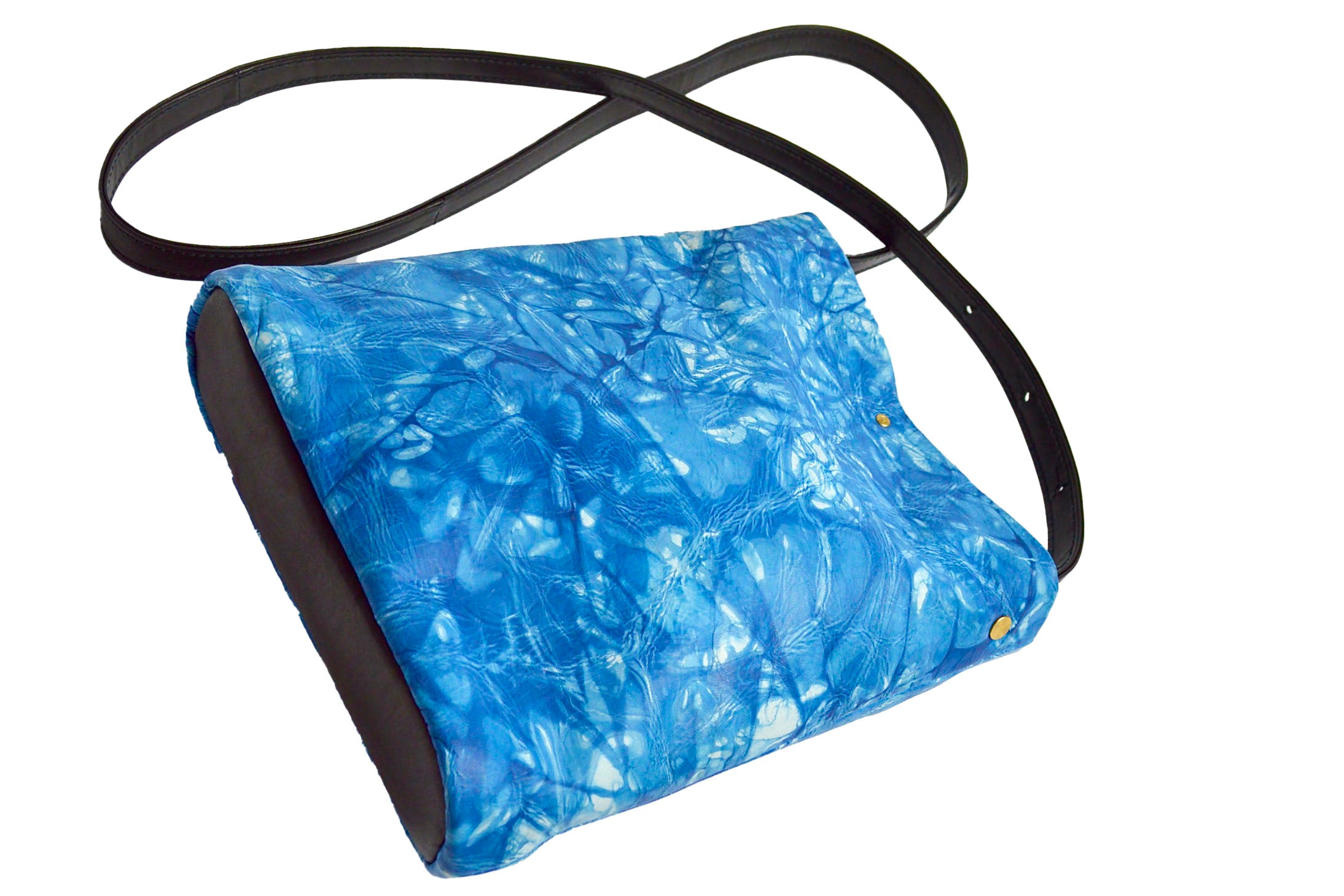 逢初レザー：寸胴スマホポーチ：AZB-100R（ランダム染め）